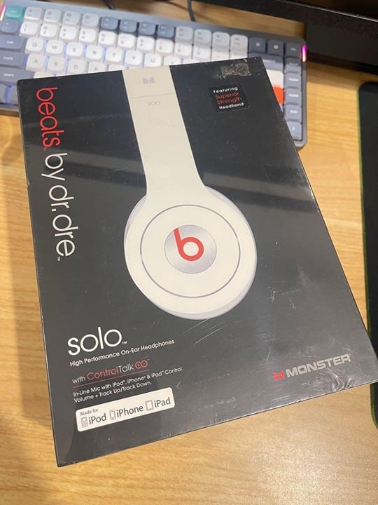 Brand new!!Monster Beats by Dr. Dre solo with controltalk