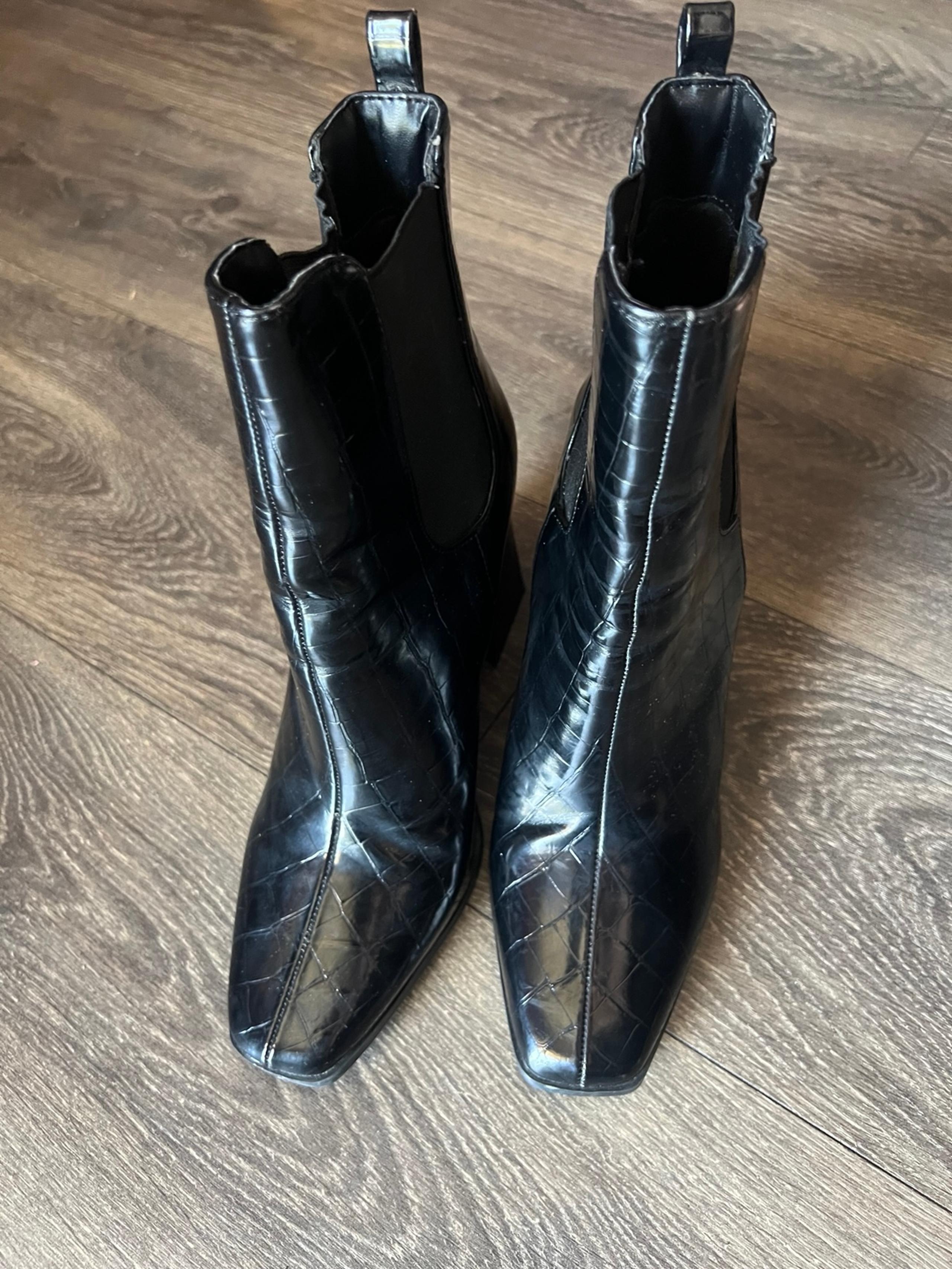 Forever 21 Black Croc Booties Size 8 NWOT Trendy Women’s