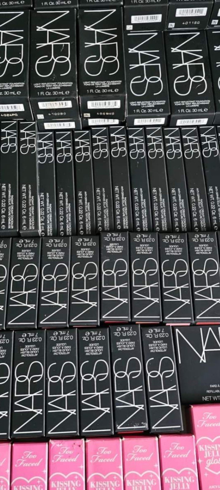 BEST 2025 BUNDLE DEAL!! 100 COSMETIC ITEMS FOR 2,000.00 FIRM..(80 NARS/20 TARTE