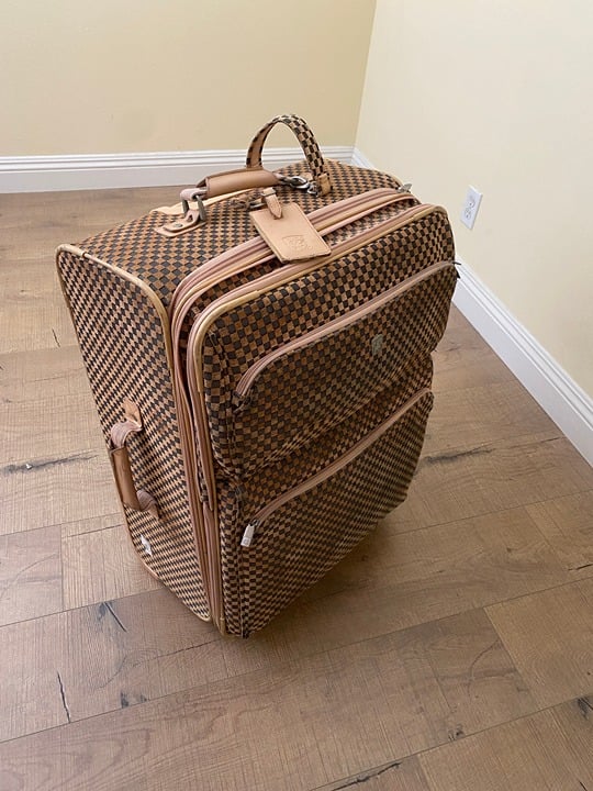 Pegasus 26 inch Checkered Wheeled Suitcase Excellent (Dimension H26 XW 19 XD12 )