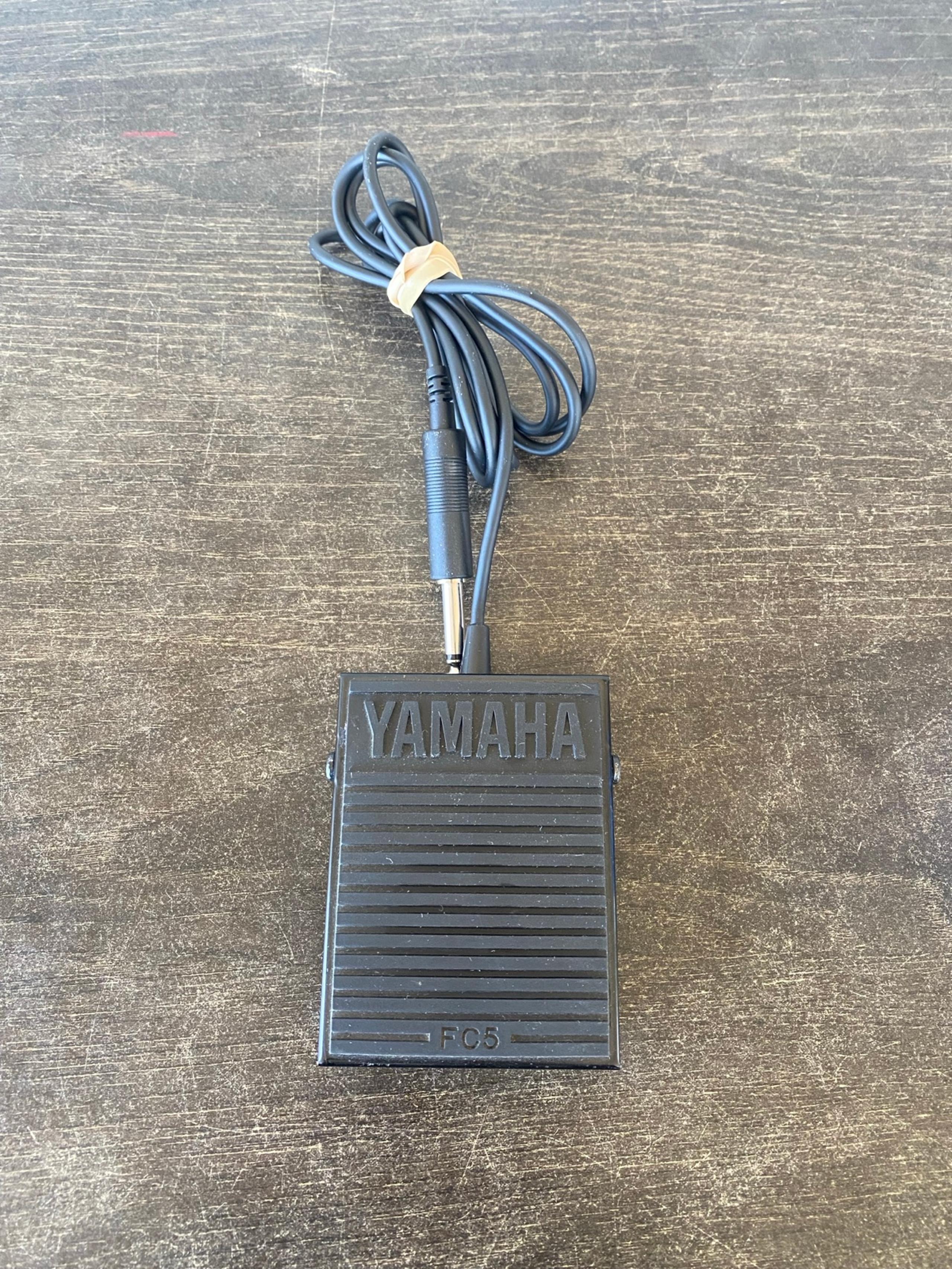Yamaha FC5 Compact Sustain Pedal for Portable Keyboards, black