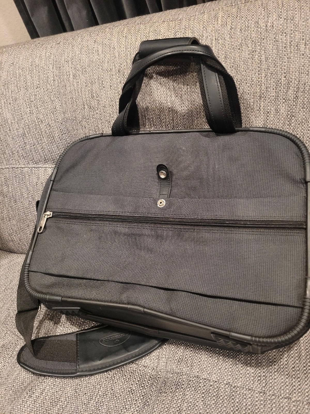 Samsonite carbon 2010 messenger bag