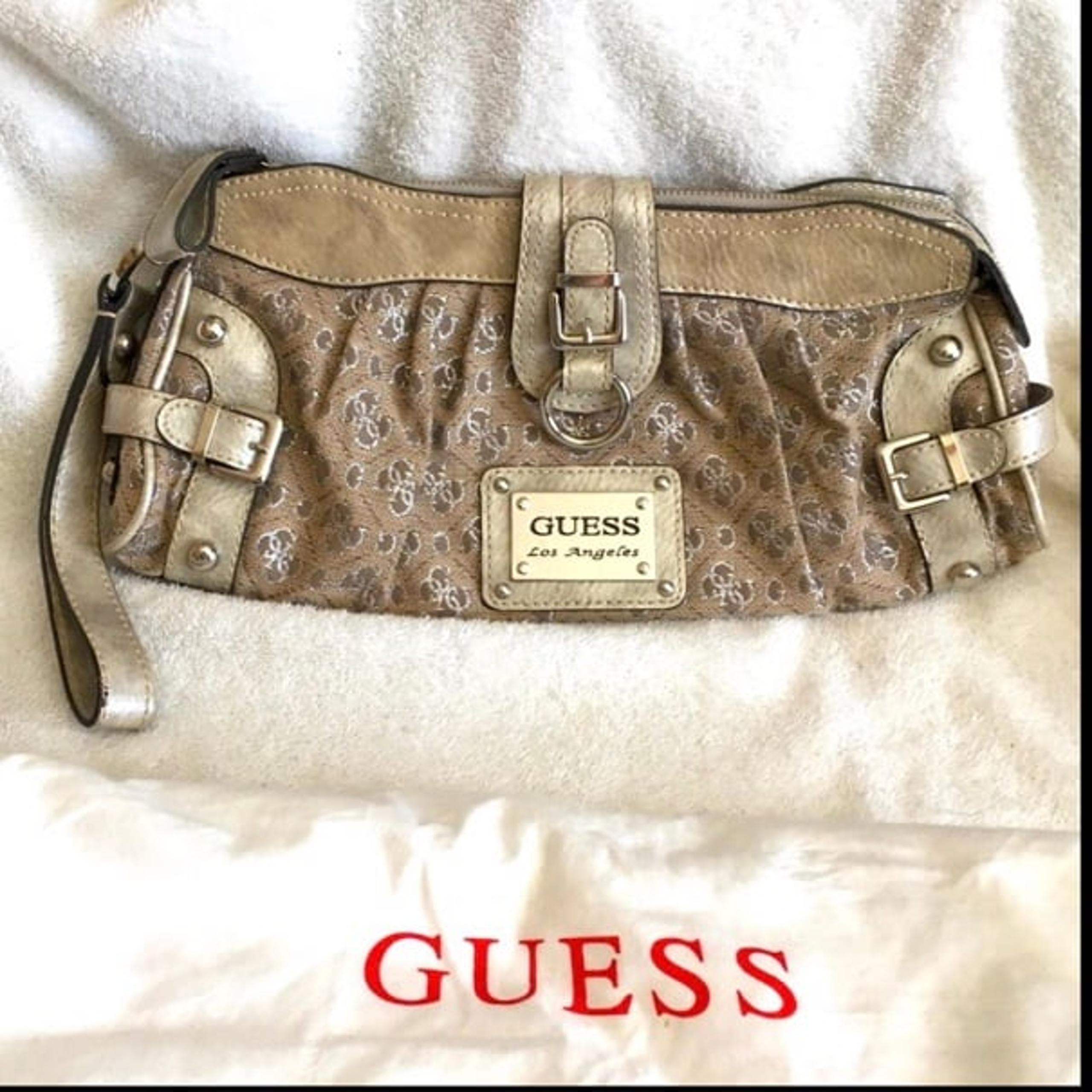 Guess clutch handbag w/ wriststrap beige & silver