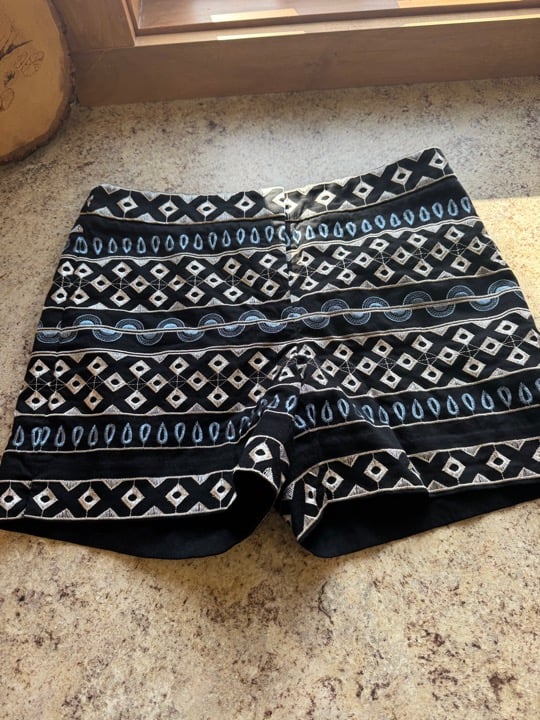 WHITE HOUSE BLACK MARKET WOMEN'S SHORTS SIZE 6 BRAND NEW