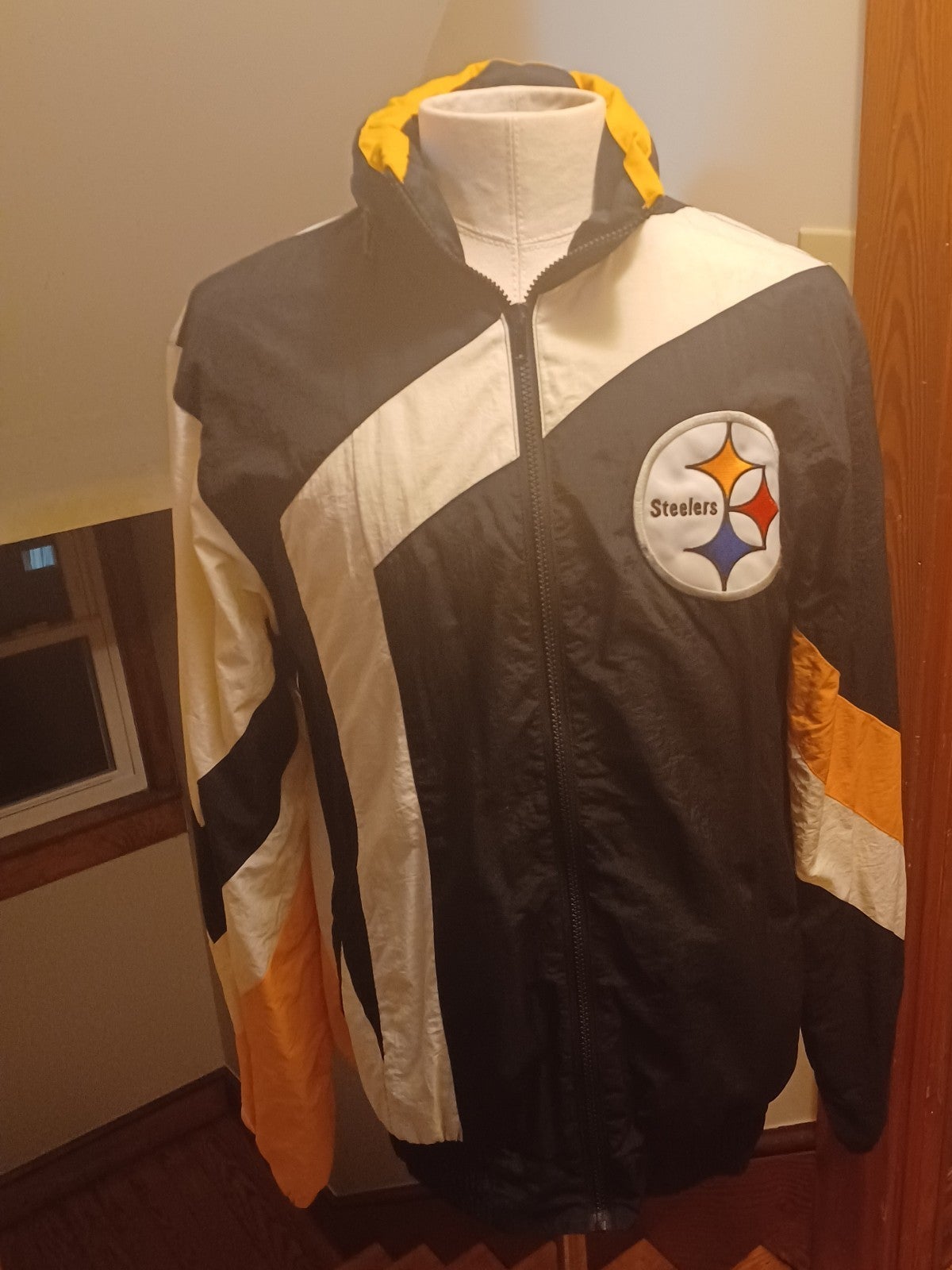 05/2012 MITCHELL& NESS PITTSBURGH STEELERS THROWBACK JACKET.