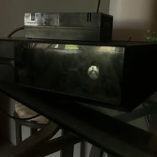 Black Xbox One + White controller - 500 GB Storage