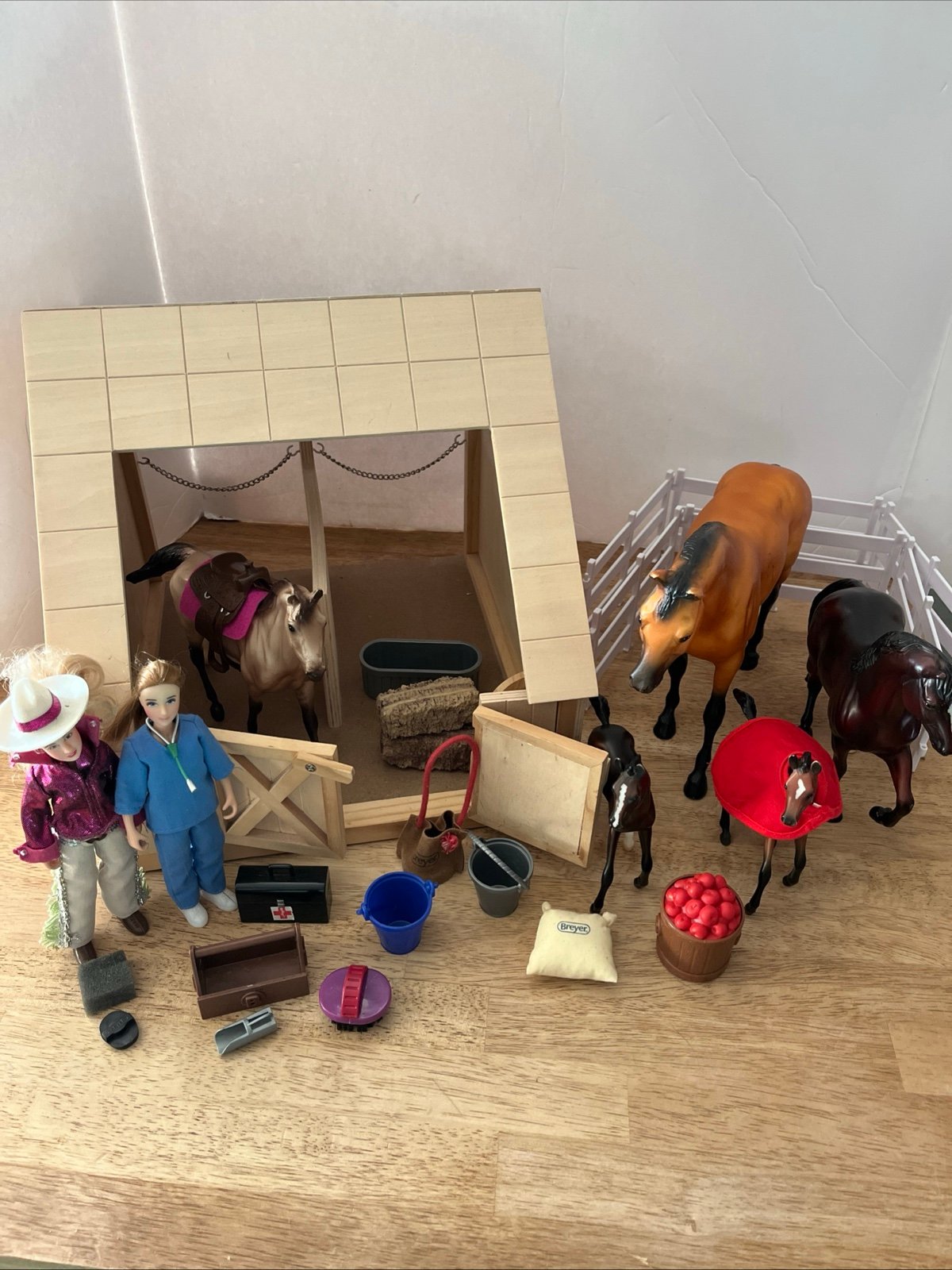 Breyer Horse Wood Stable, 2 Dolls, 5 Horses Lot With Accessories