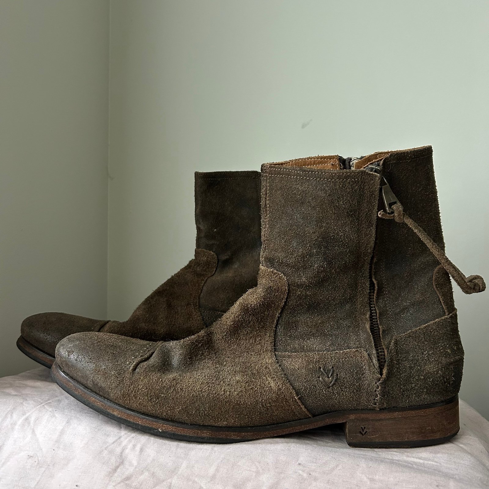 John Varvatos vtg distressed brown suede leather double zip harness ankle boots
