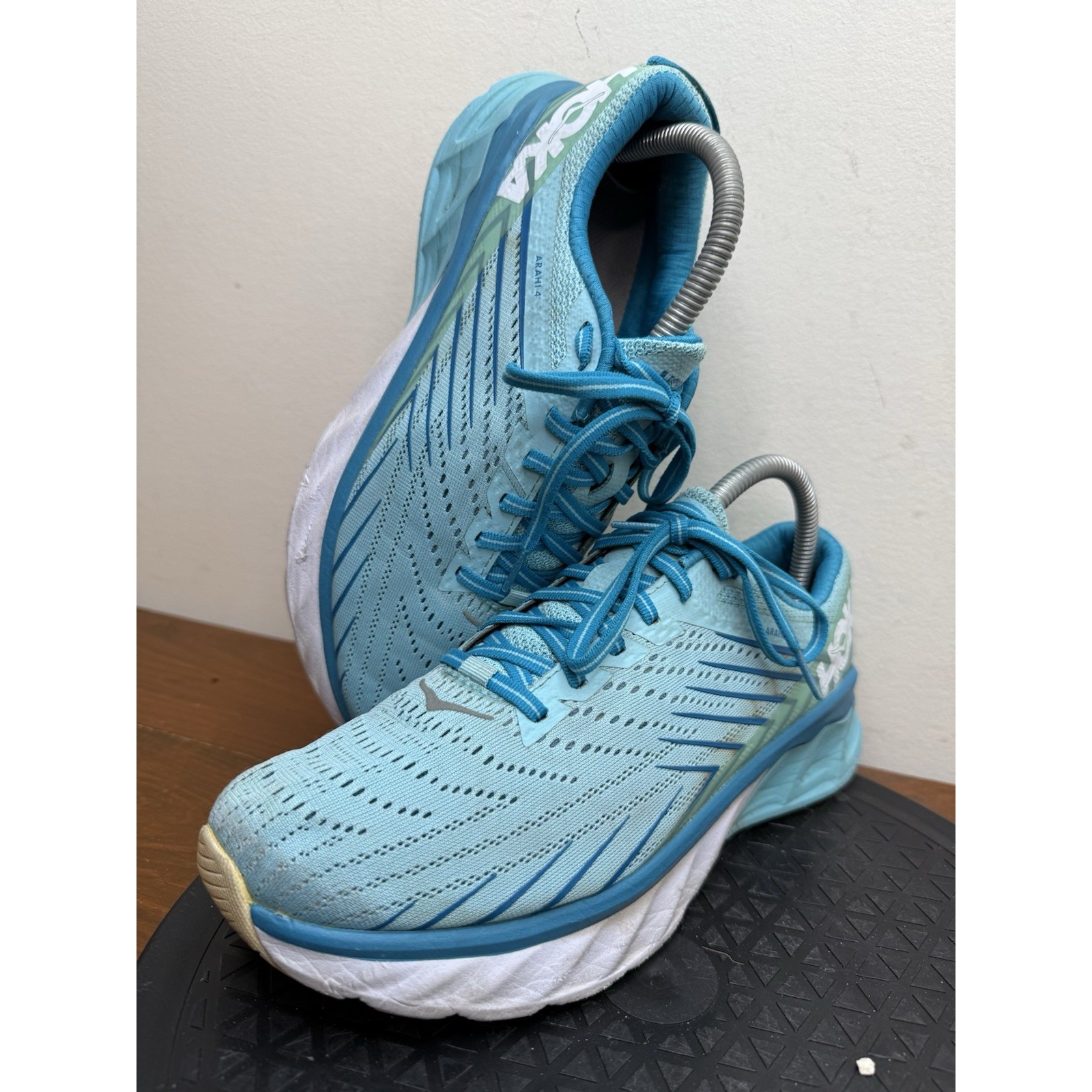 Hoka One One Arahi 4 Running Sneakers Shoes Antiqua Sand Caribbean Sea 8.5 D