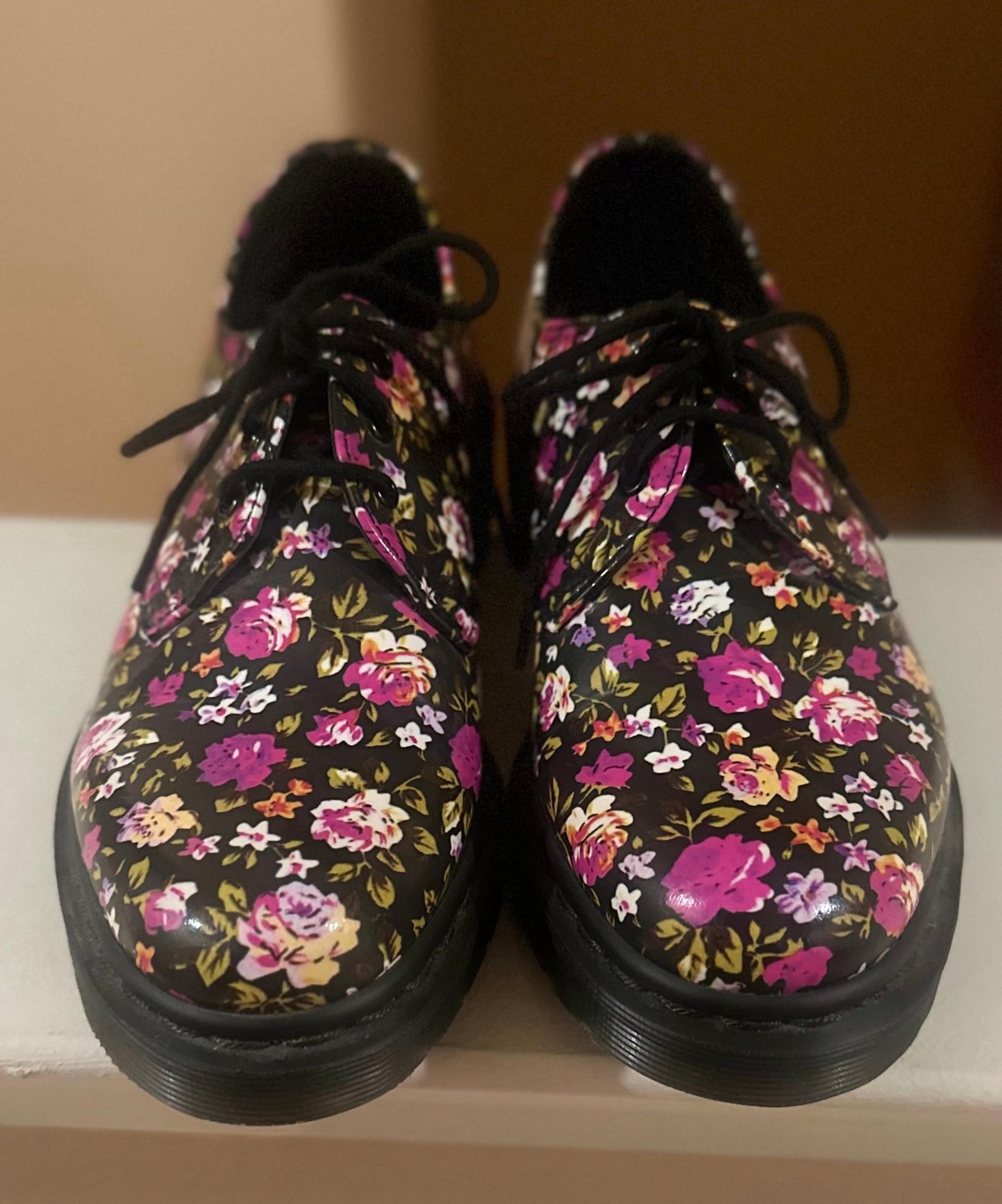Women's Dr. Martens Floral Lace Up Oxford Shoes Women's RARE. Size 6.