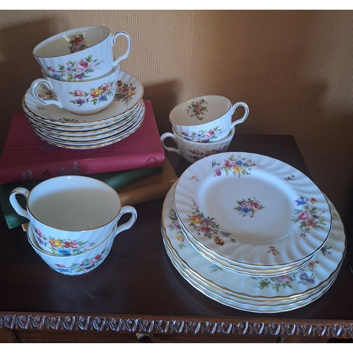 Set of 15 Pieces Minton S-108 Marlow Wreath Backstamp Bone China Crafted England