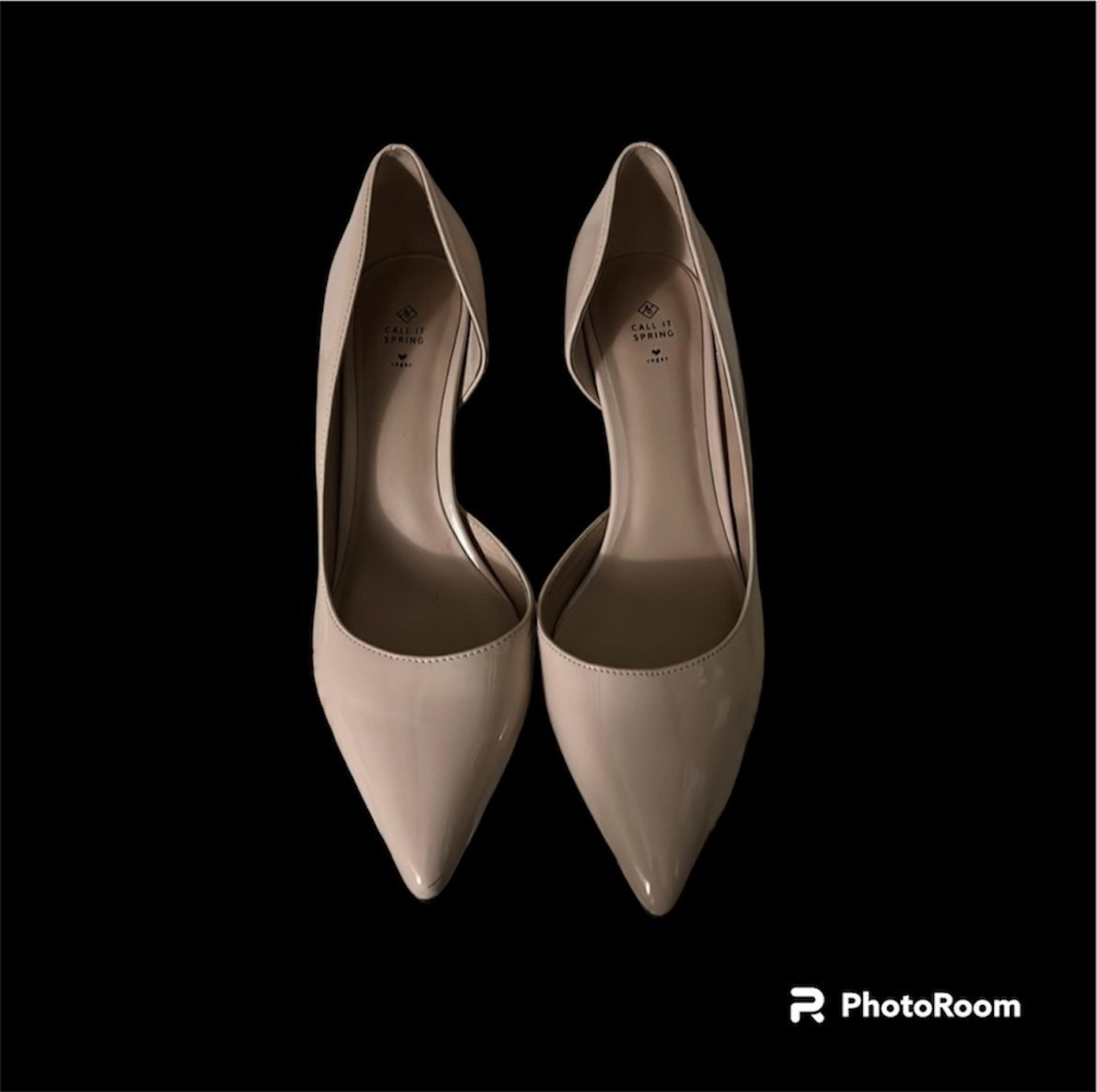 Call it spring! Glossy Tan Pumps