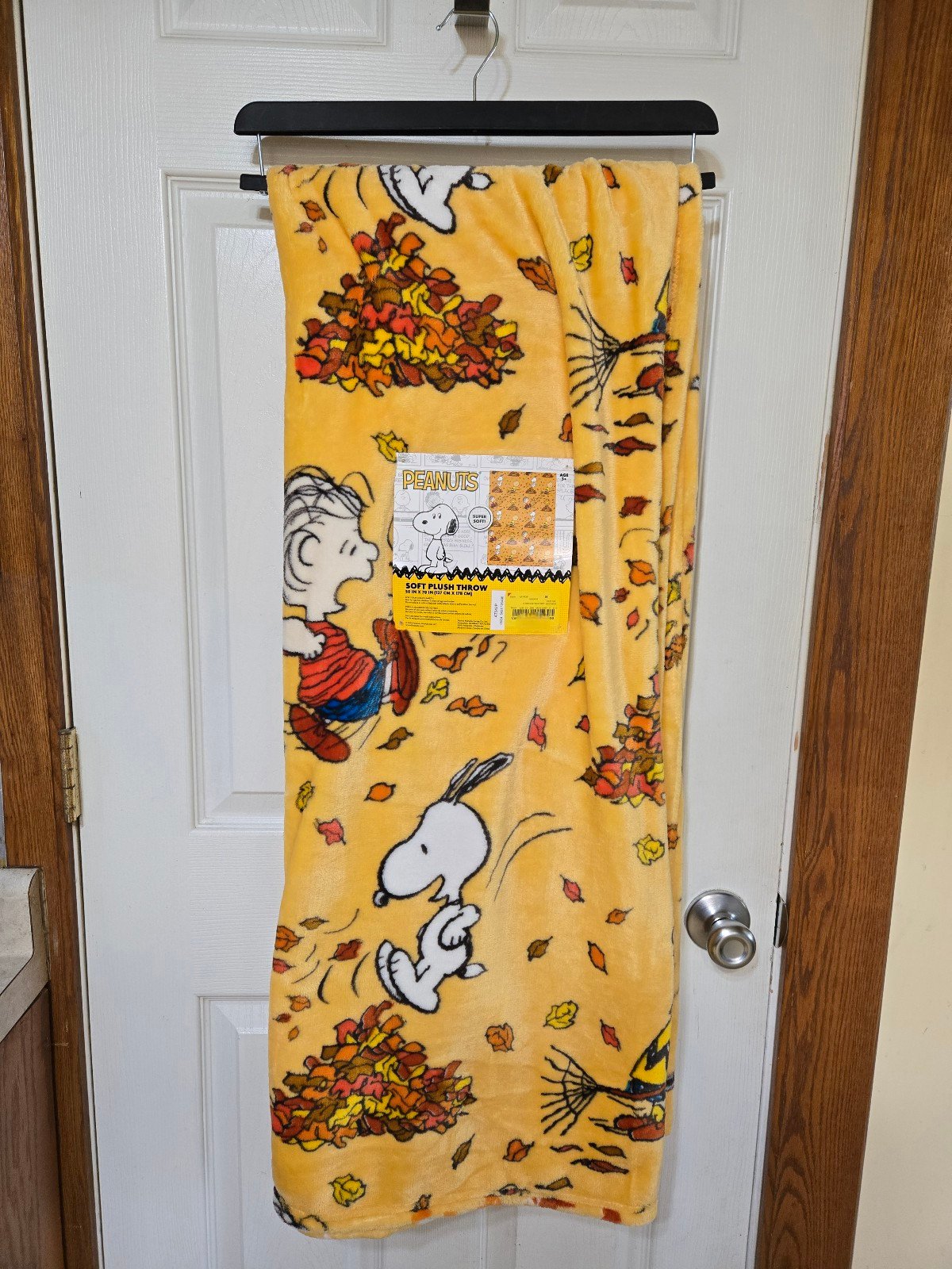 Peanut Snoopy Charlie Brown Plush Fall Autumn Leaves Throw Blanket
