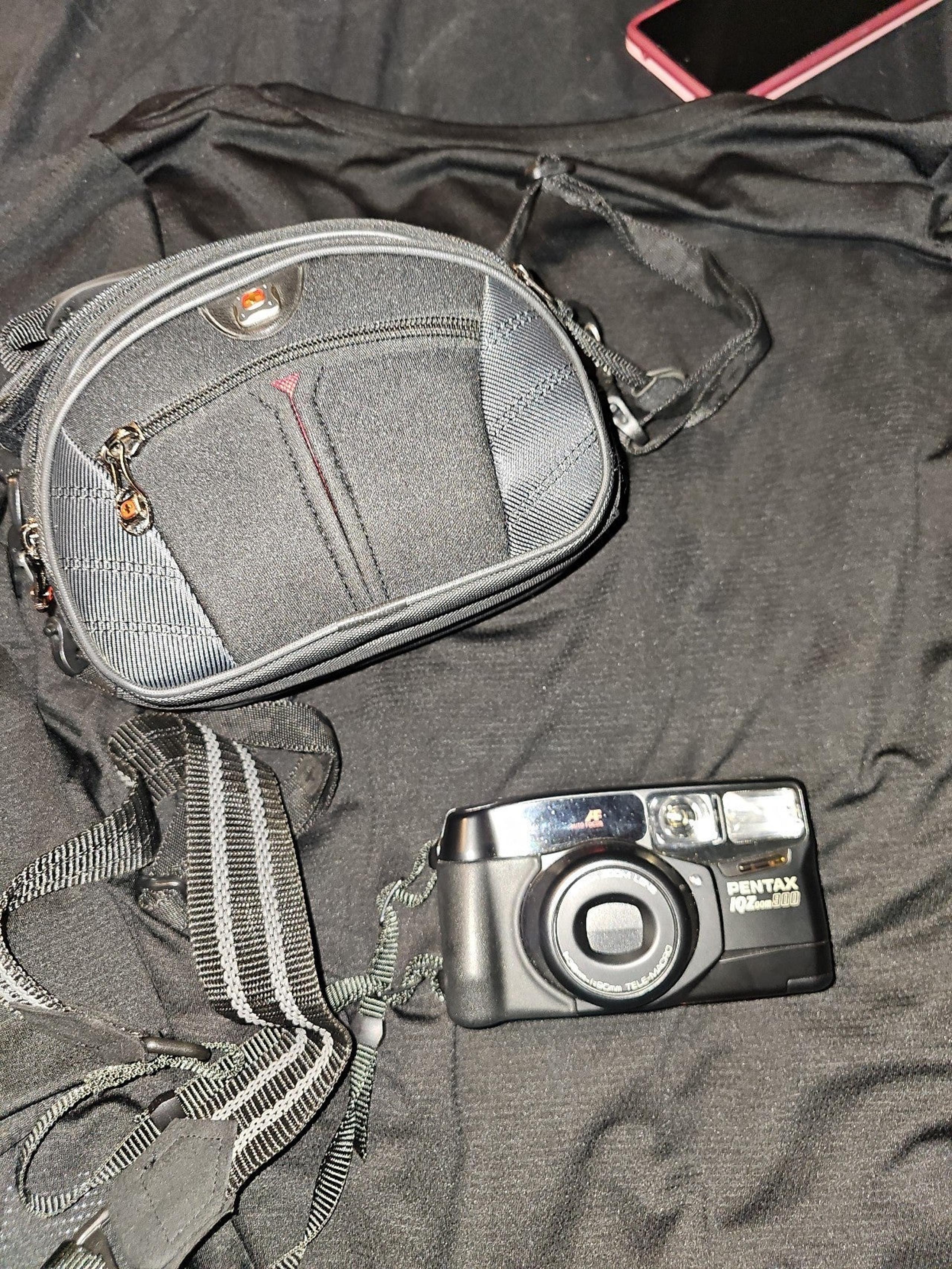 Vintage Camera 1QZoom 900 with carrying case - Pentax