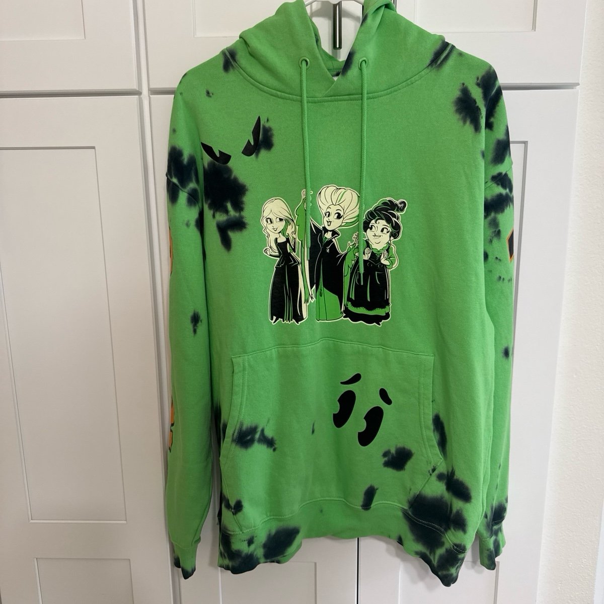 BRAND NEW Disneyland Hocus Pocus sweatshirt