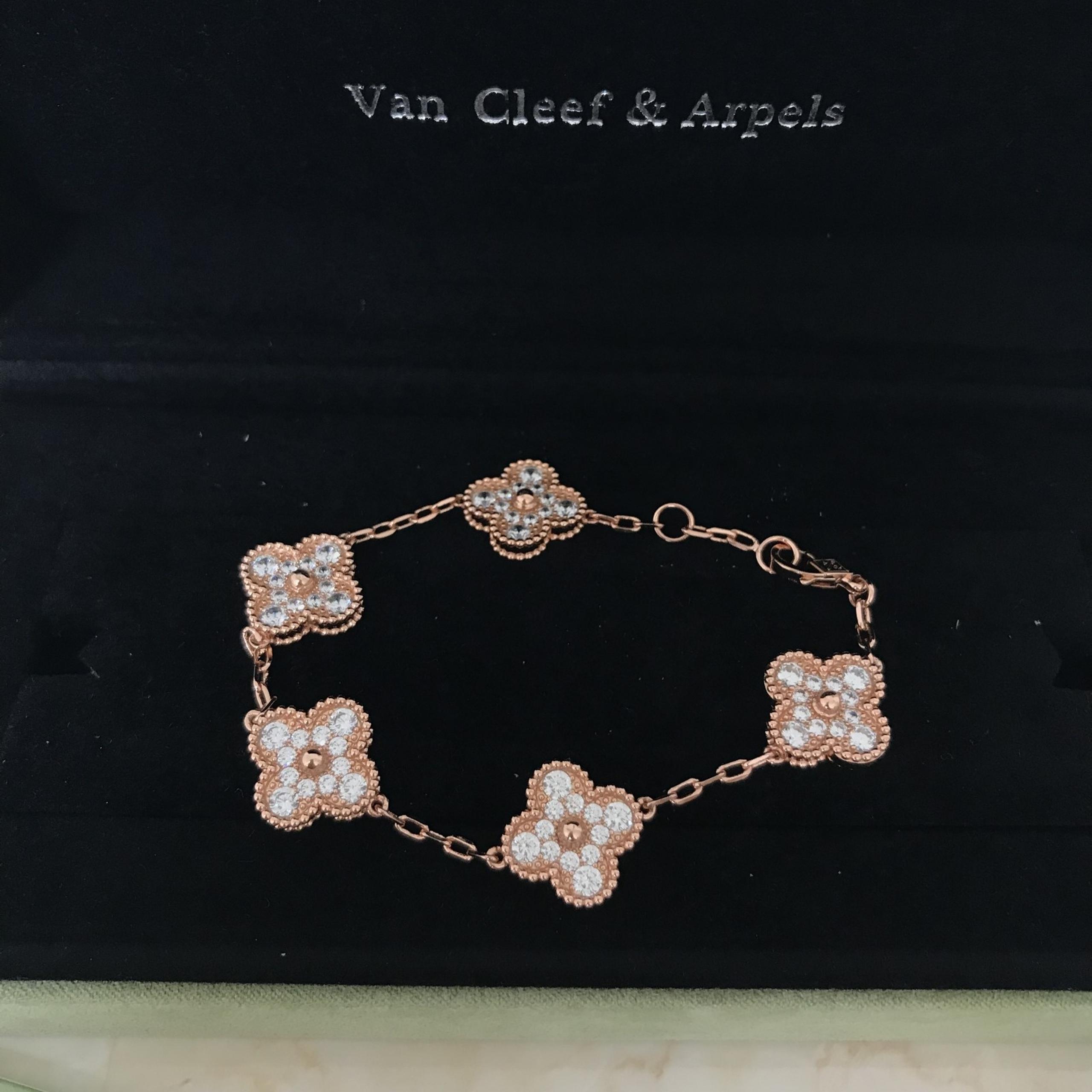 Auth 18K Gold 5 Motif Bracelet
