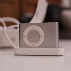 Apple MB225LL/A 1GB 2nd Generation iPod Shuffle - Silver