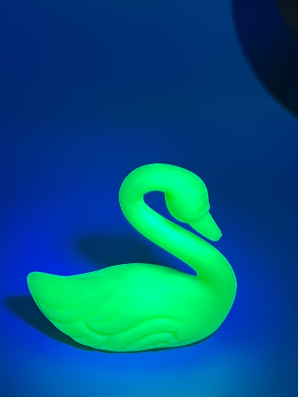 FENTON GLASS SWAN LIME SHRERBERT GREEN SATIN FINISH FIGURINE