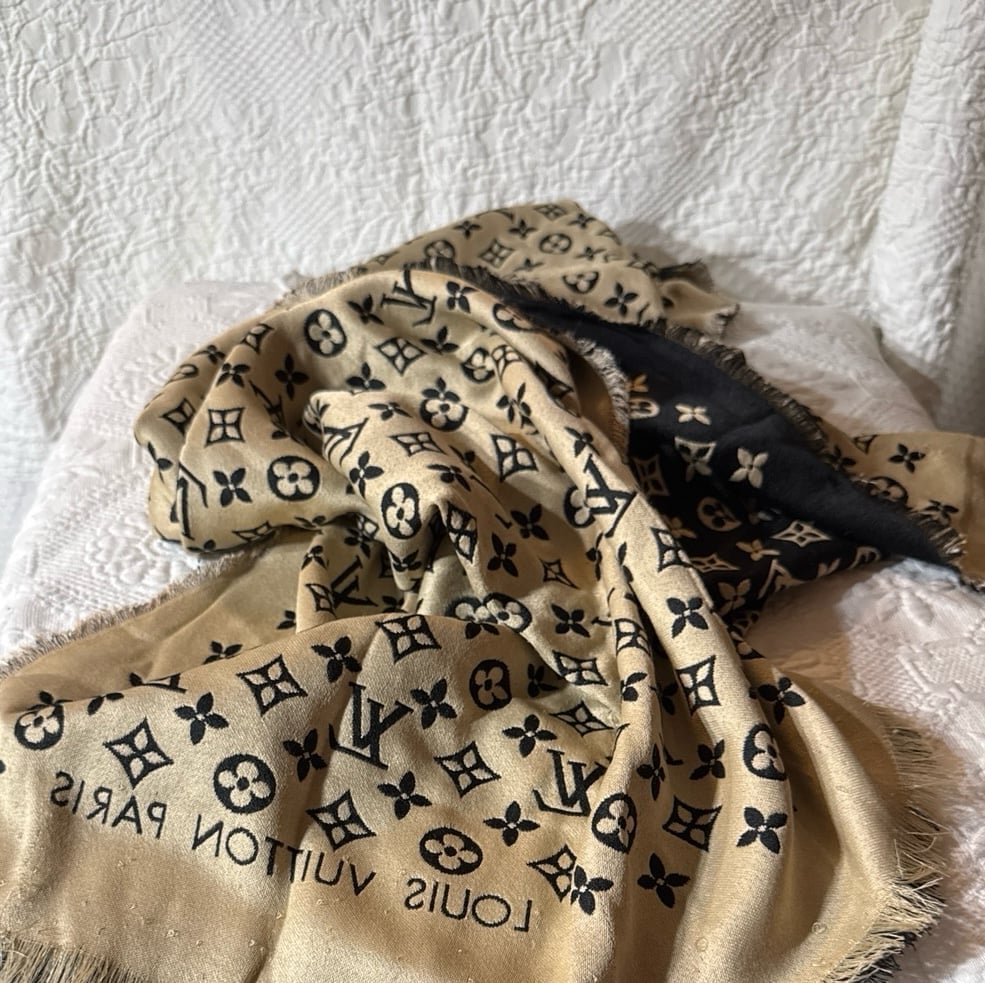 Beautiful!!! Louis Vuitton ‘Châle Monogram’ silk scarf.