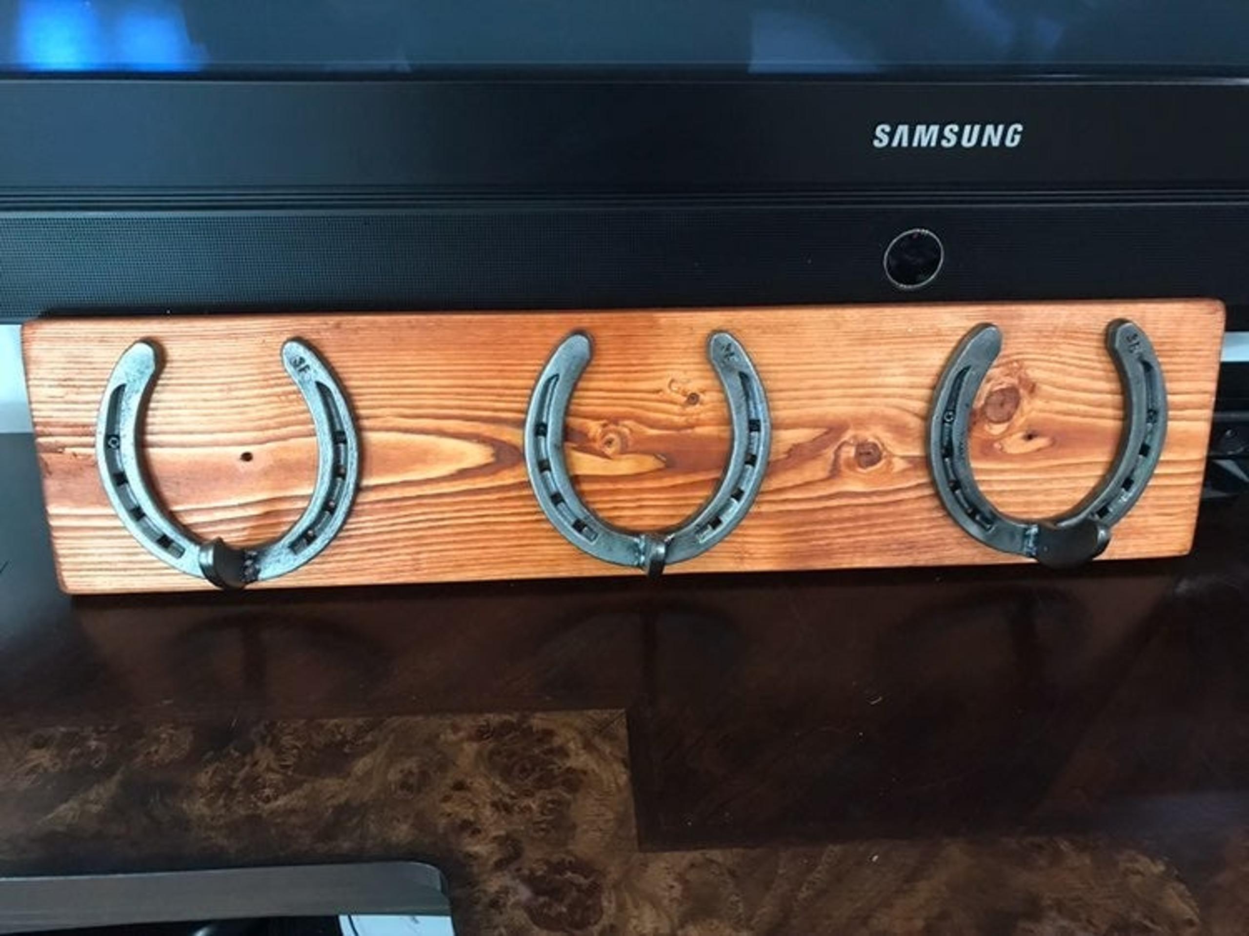 Horseshoe hanger country wall decor