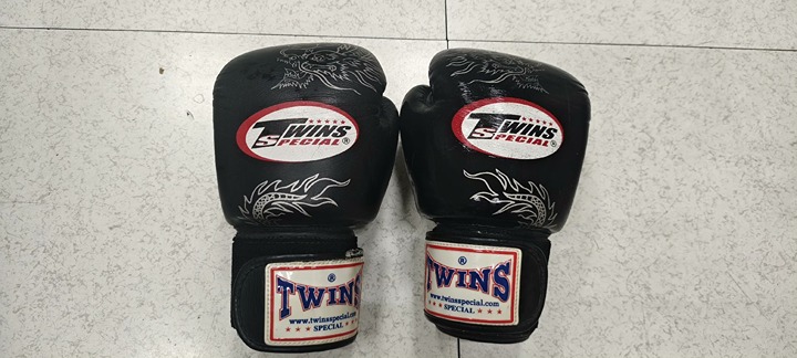 Twins Black Boxing Gloves 12 oz