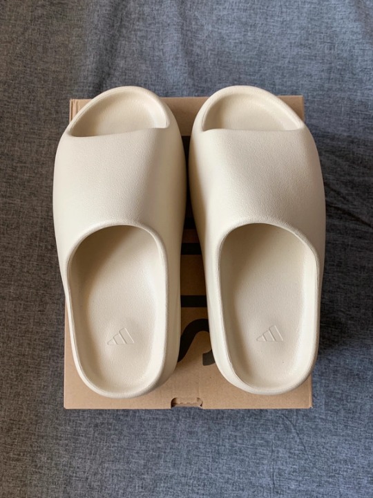 Size 6 Yeezy slide Onyx Thick-soled slippers