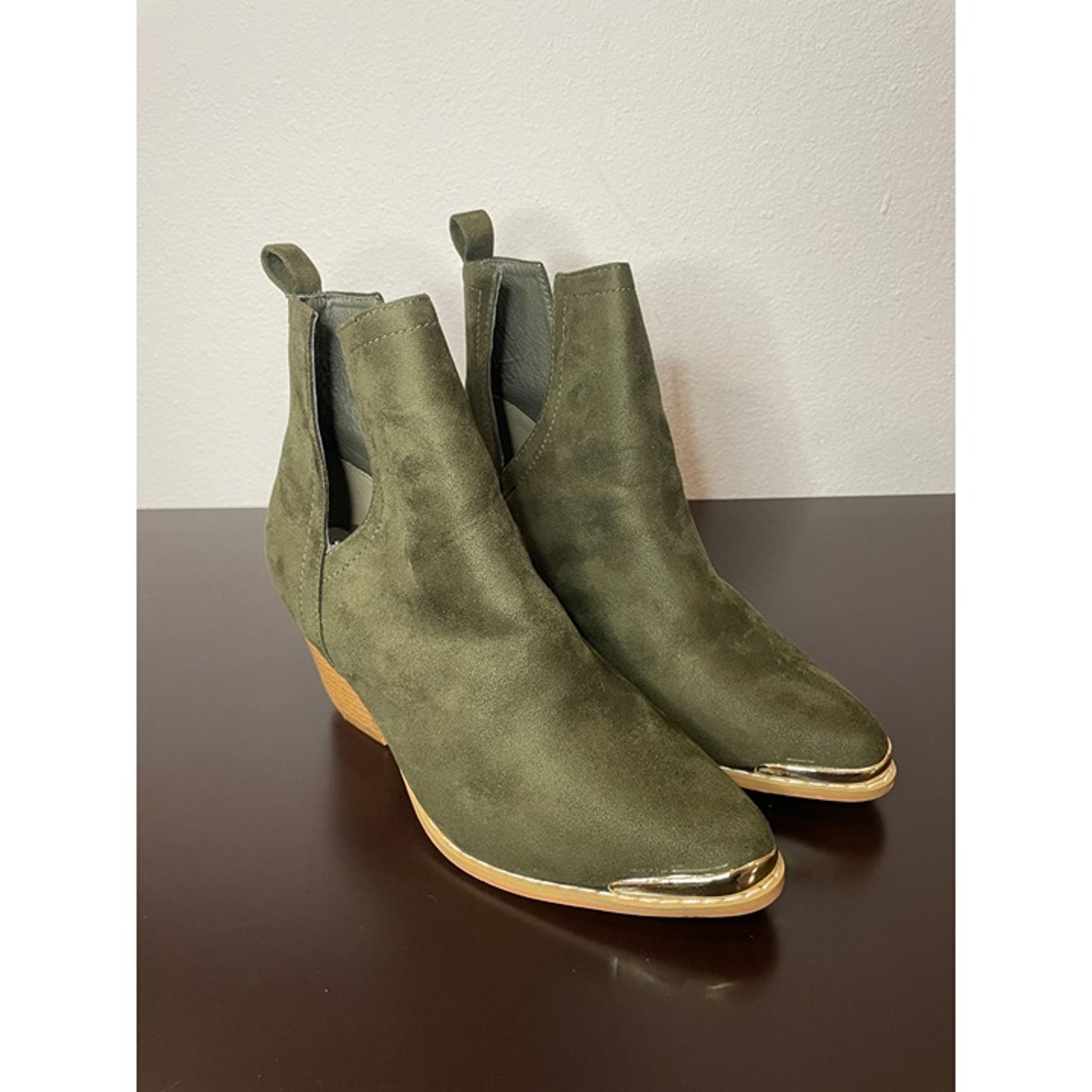 J Adams Women Side Cutout Metal Tip Ankle Boots Size 8.5 Olive Vegan Suede