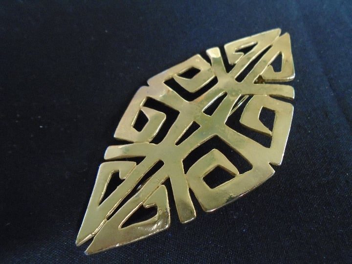 JJ 1988 Gold Tone Stunning Vintage Brooch. Classy and Bold. Stunning Design.