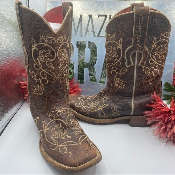 Macio Bean Sz 6 Embroidered square Toe Boots