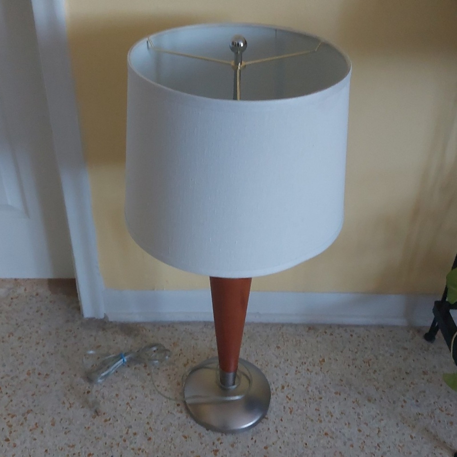 Double lightbulb lamp