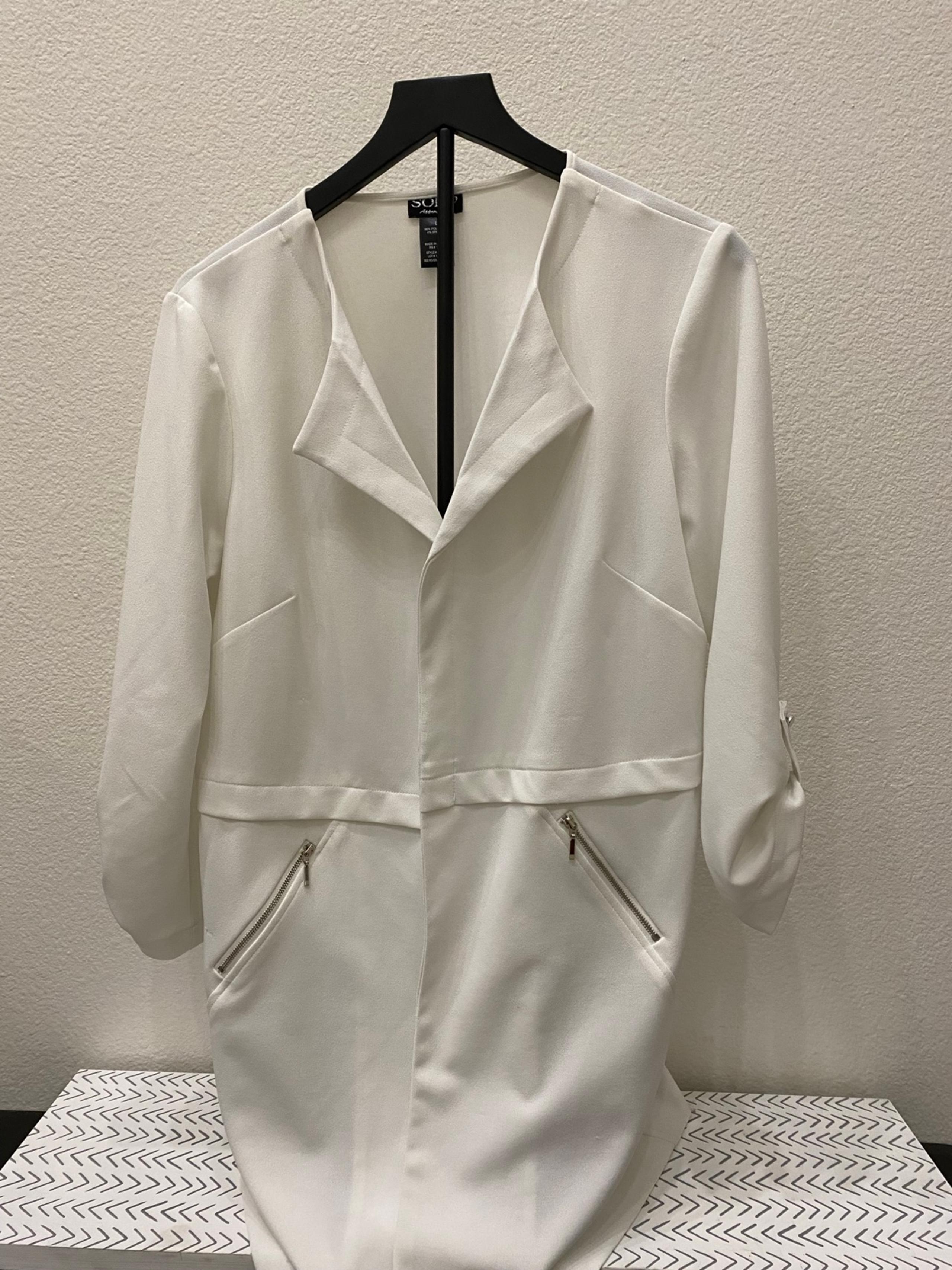 SOHO Apparel Women’s White Blazer size Large