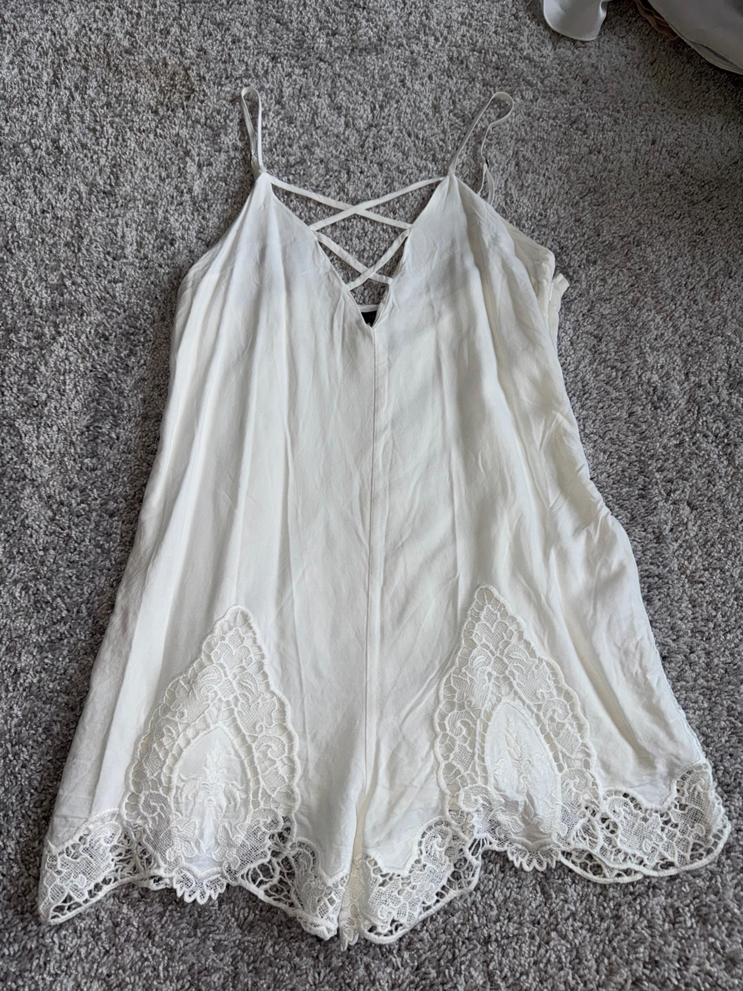 NWOT FOREVER 21 Romantic Crochet Cross Chest White Romper Sz S SOLDOUT