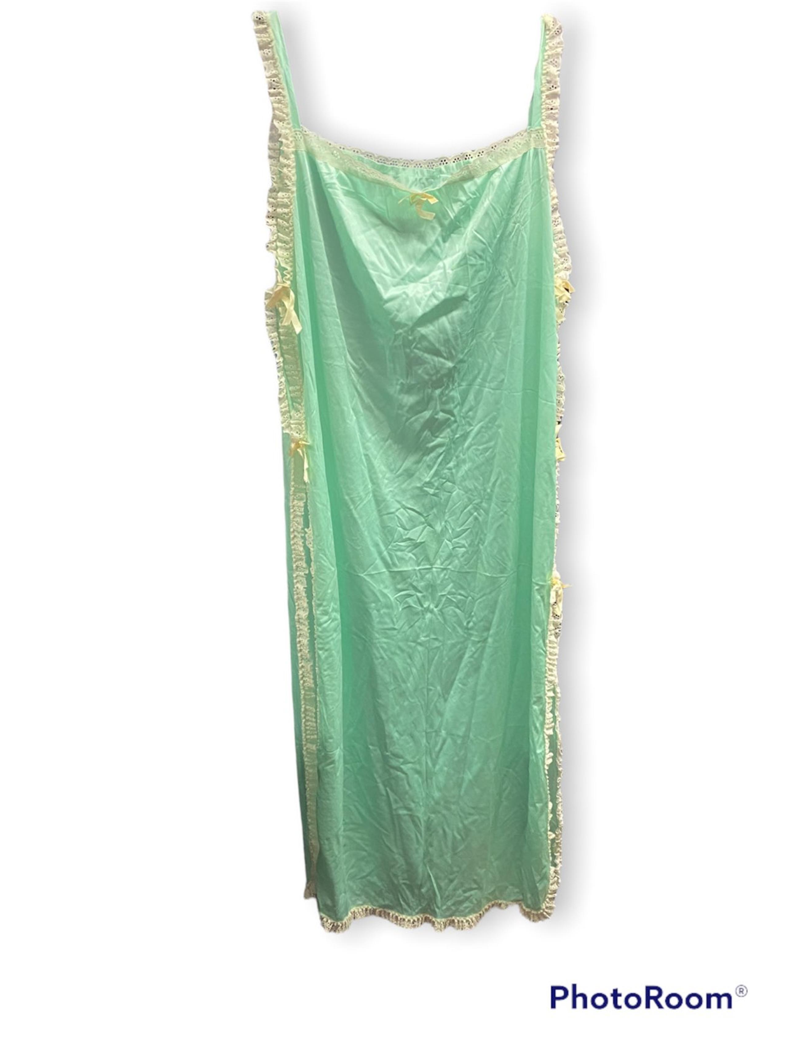 Vintage Plus Size Mint Nightgown. Sise 1X Lace trim Made in USA