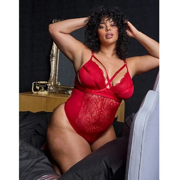 TORRID NWT STRAPS AND LACE BODYSUIT SIZE 2X