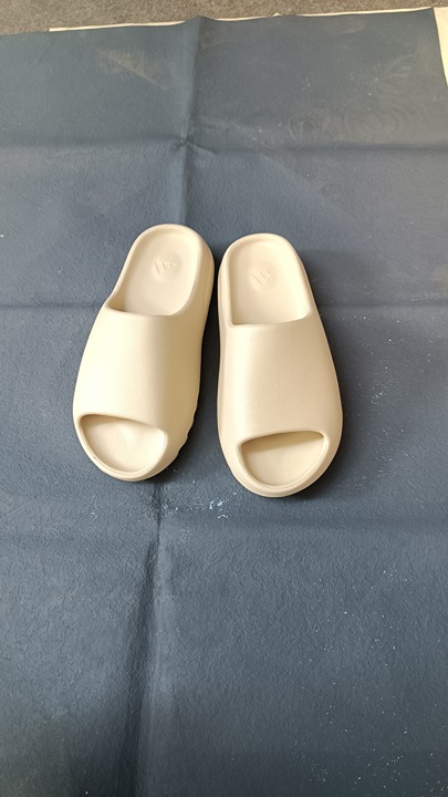 Yeezy slides bone White brand new size 6 no box