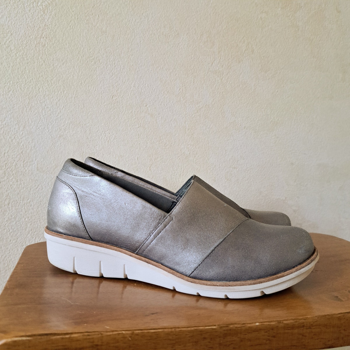 DANSKO Julia Flat Shoes Size 40 / 9.5 - 10 Pewter Silver Metallic Leather