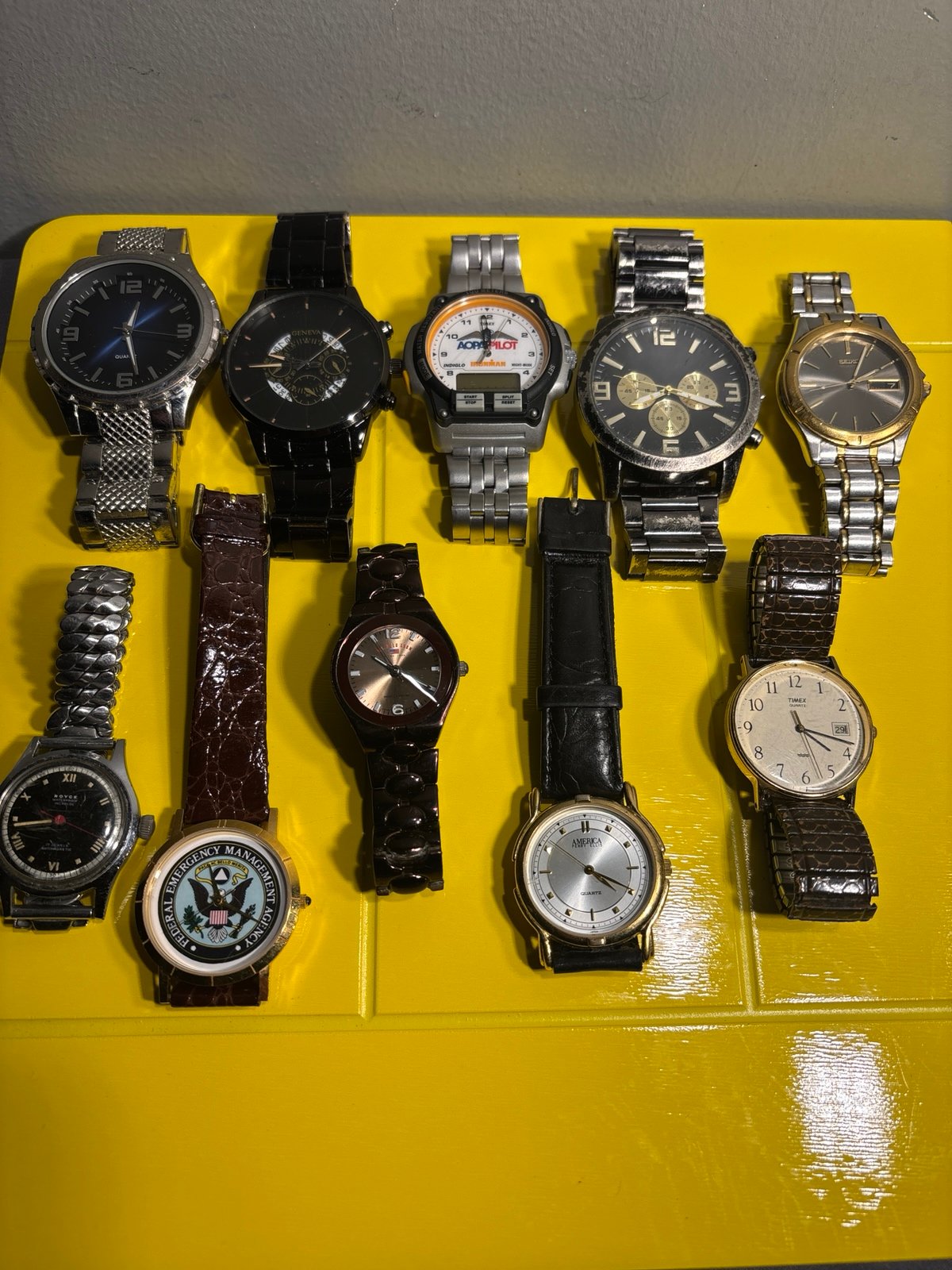 Set of 10 watches great for reseller, different brands and conditions, see pics
