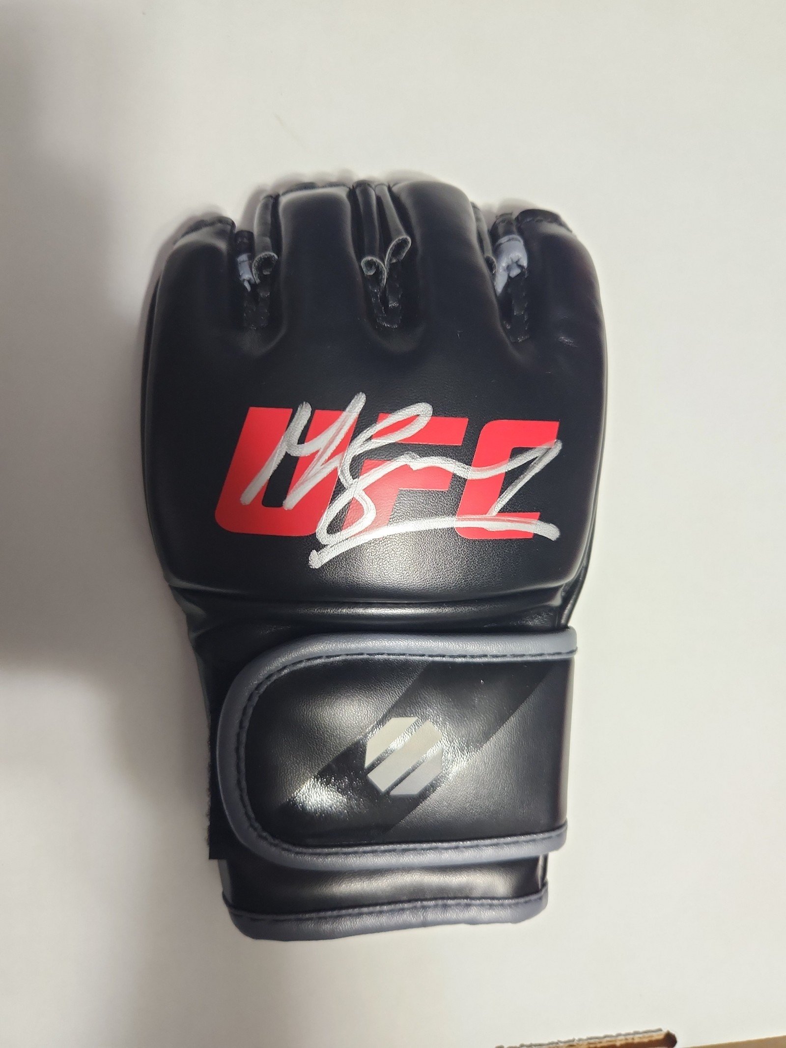 Michael Bisping Signed UFC Glove (Beckett)