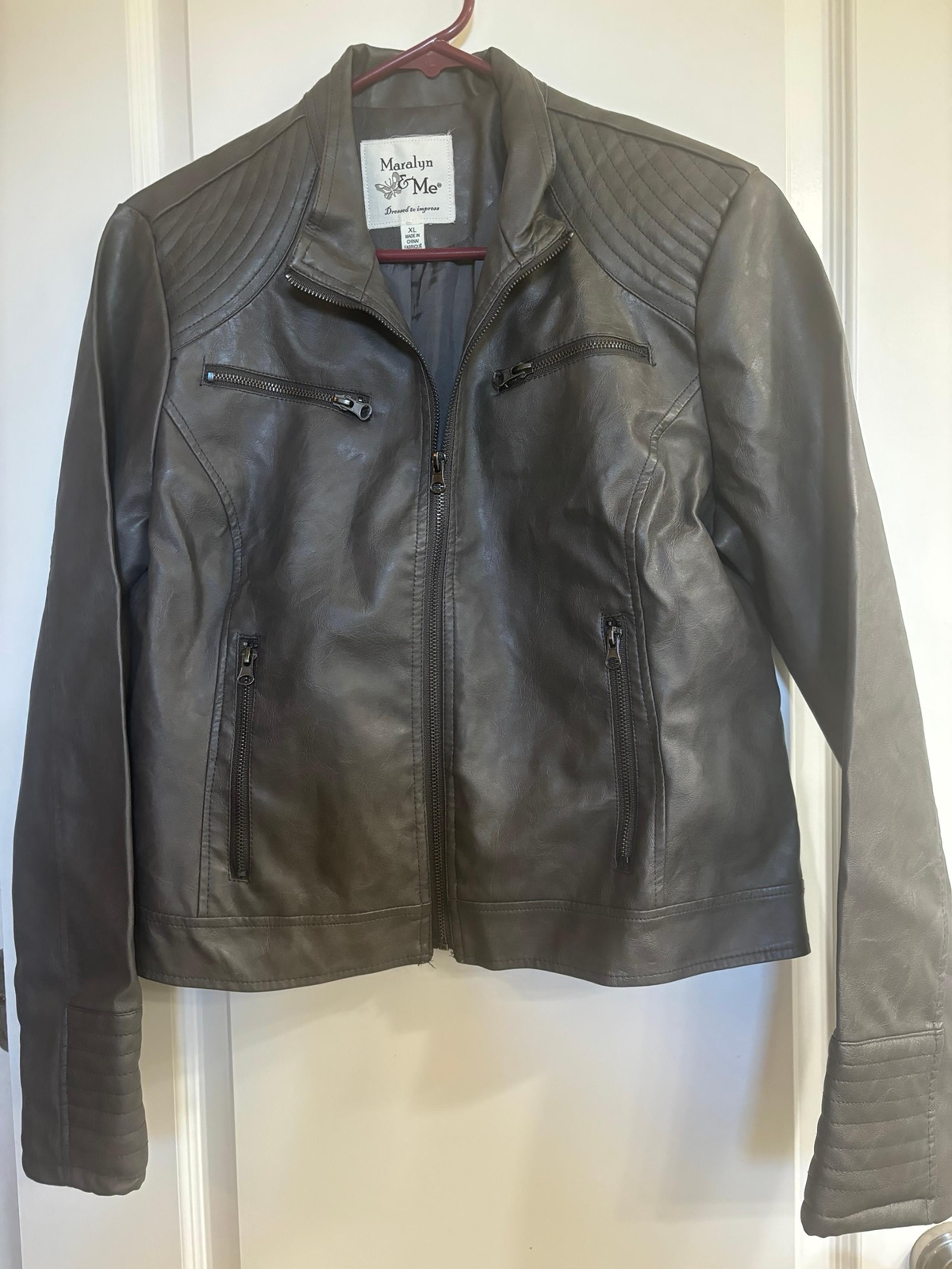 Women’s gray faux- leather jacket. Size Xl.