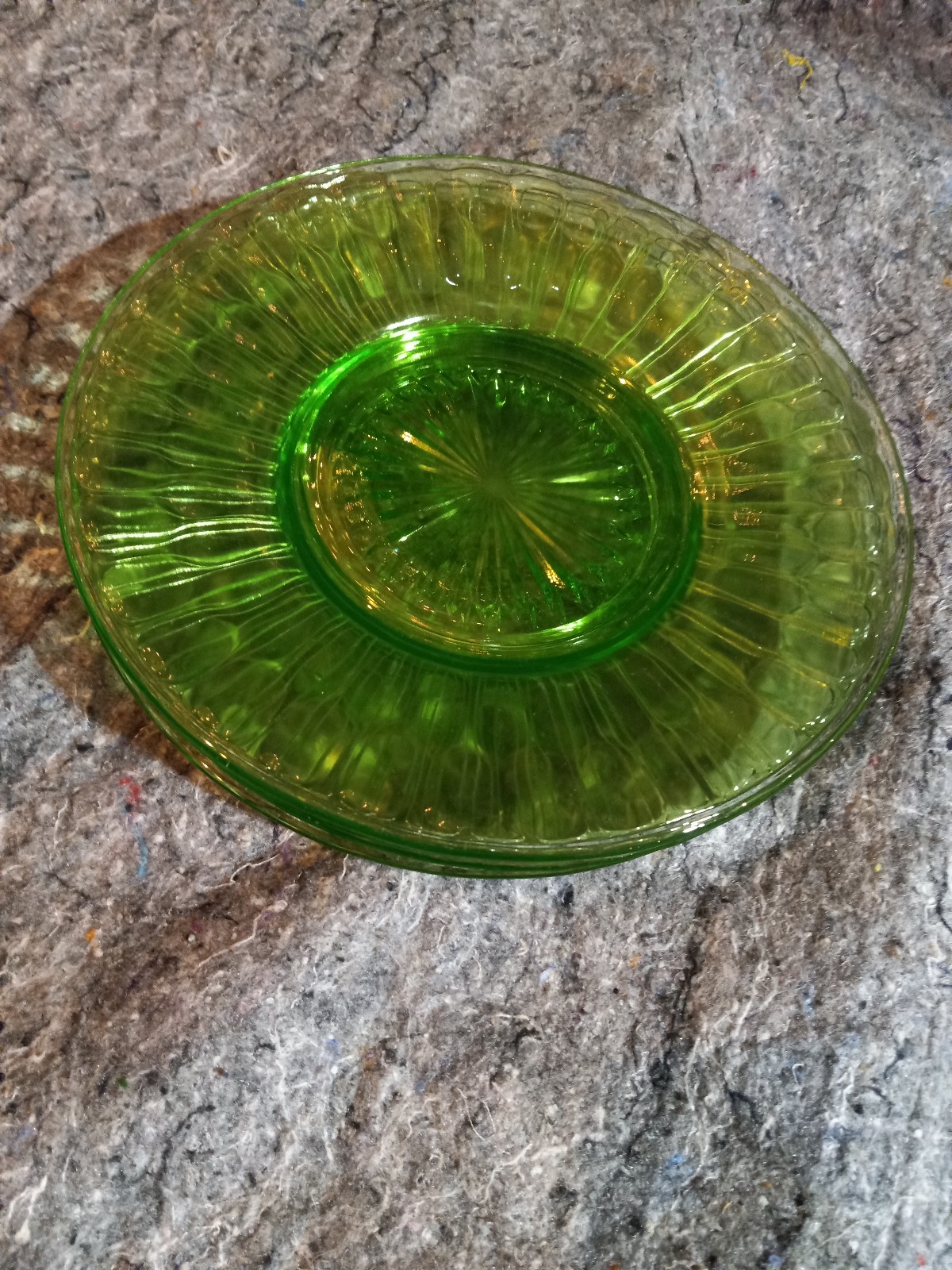 Set of 4 green depression glass 8 round plates