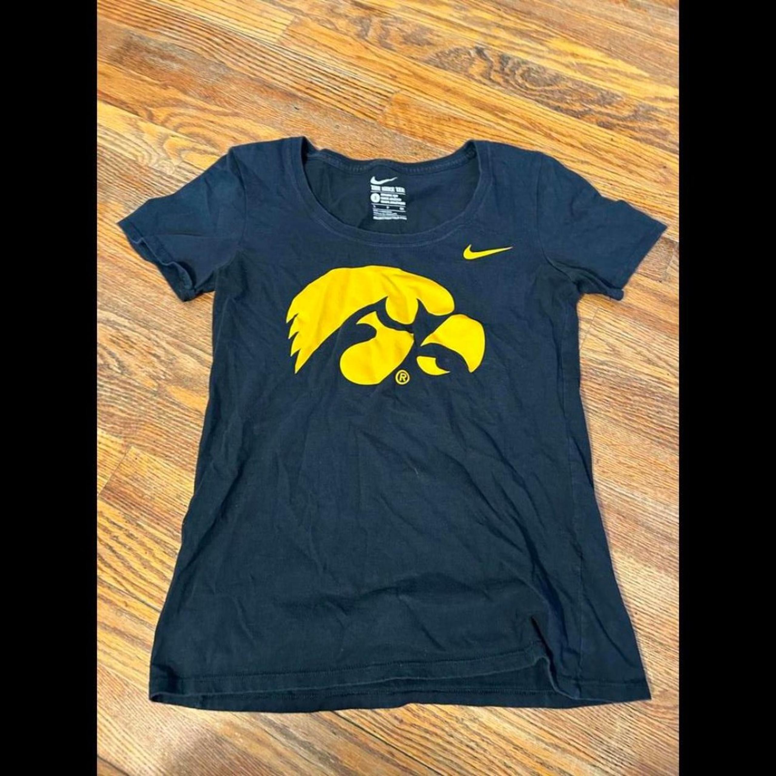 Nike Iowa Hawkeyes Women's T-Shirt - Athletic Cut  small