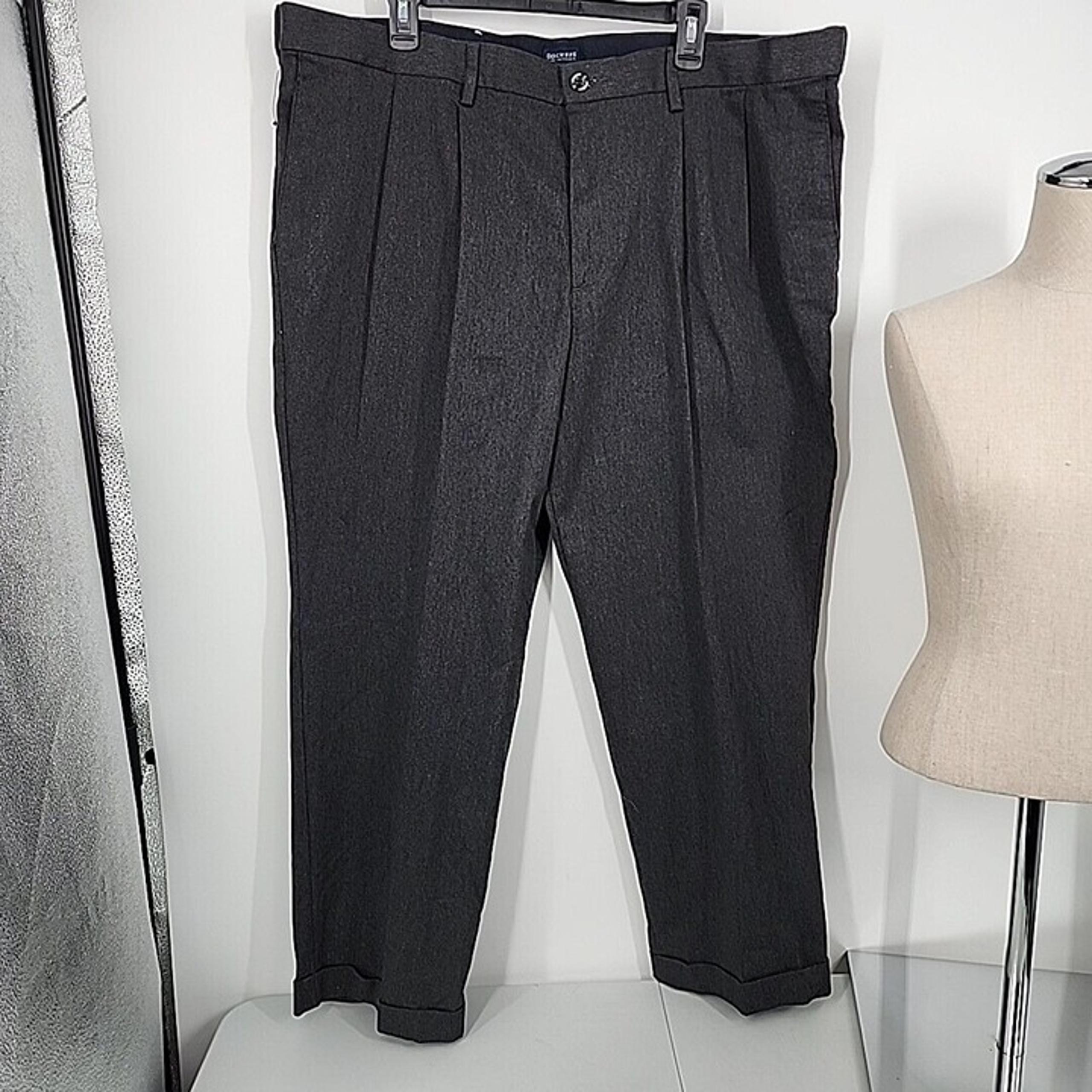 NEW Dockers Size 42 x 30 Gray comfort Khaki Relaxed Fit Pleated Mens dress pant