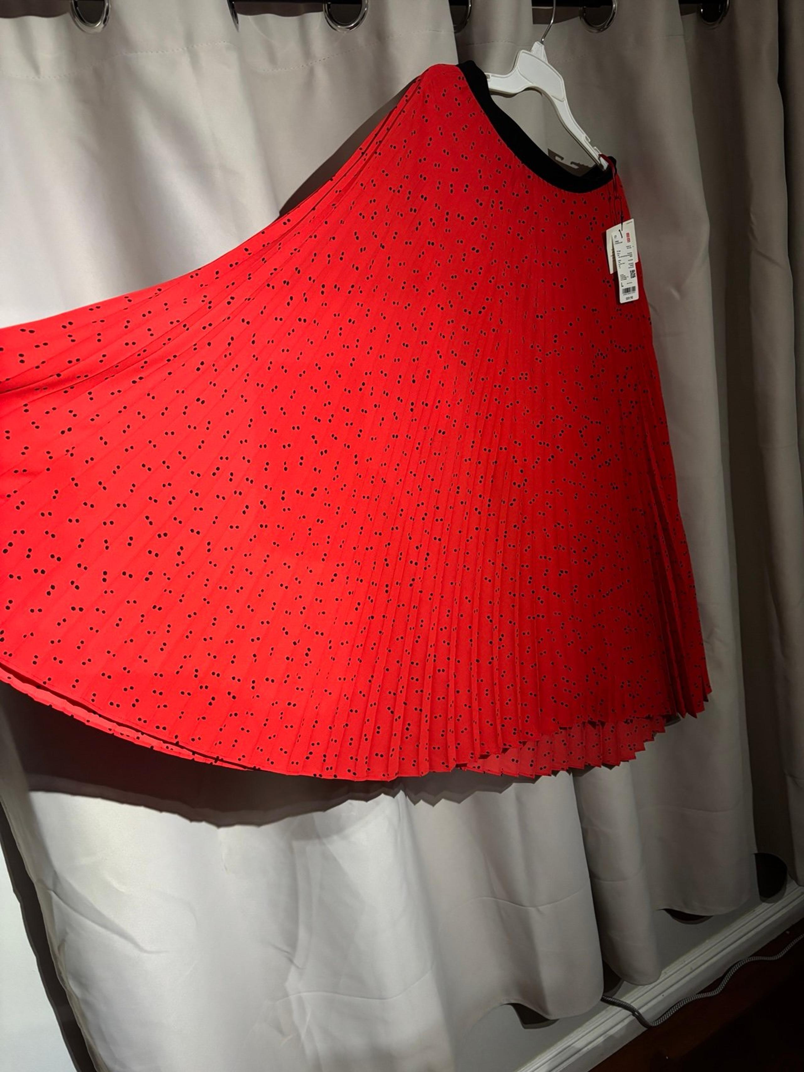 Uniqlo 15 Red pleated skirt
