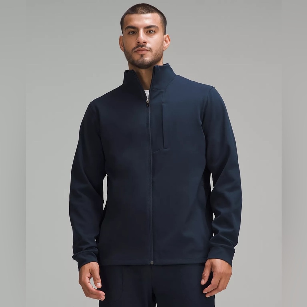 Lululemon Men’s Sojourn Jacket in True Navy. Size Medium