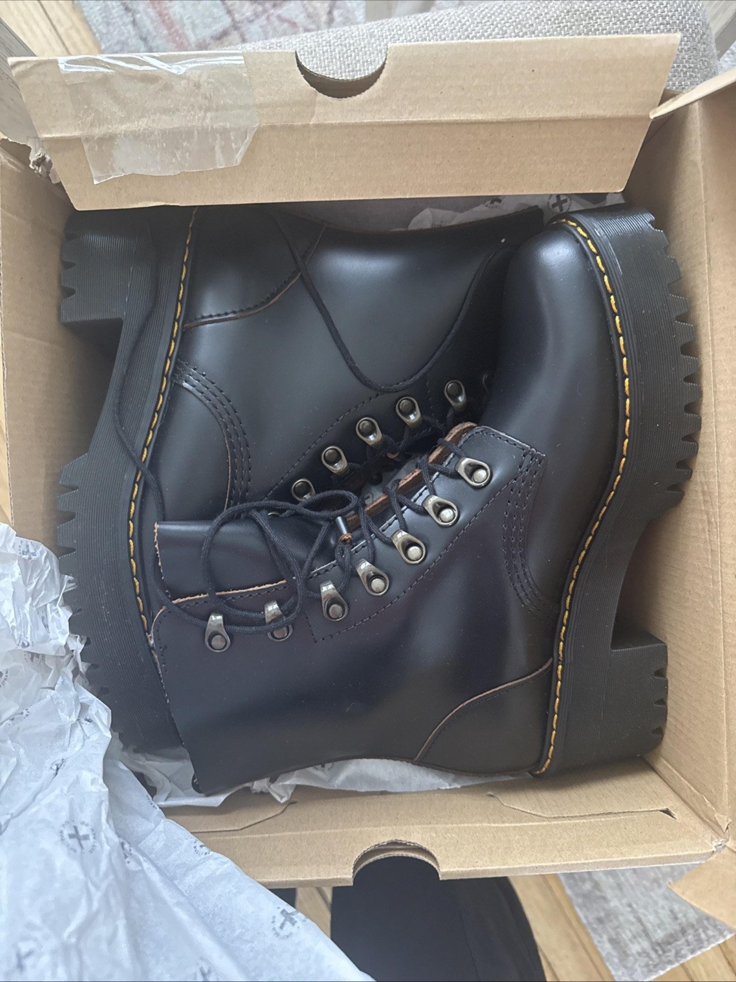 Woman's Boots Dr. Martens Leona 7 Hook Boot