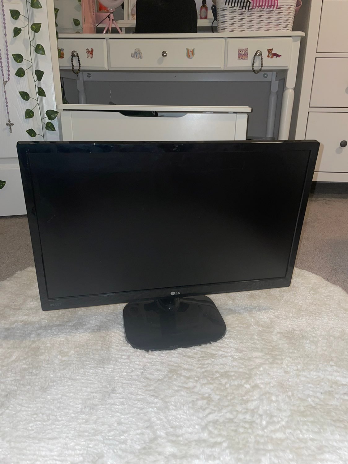 black LG monitor