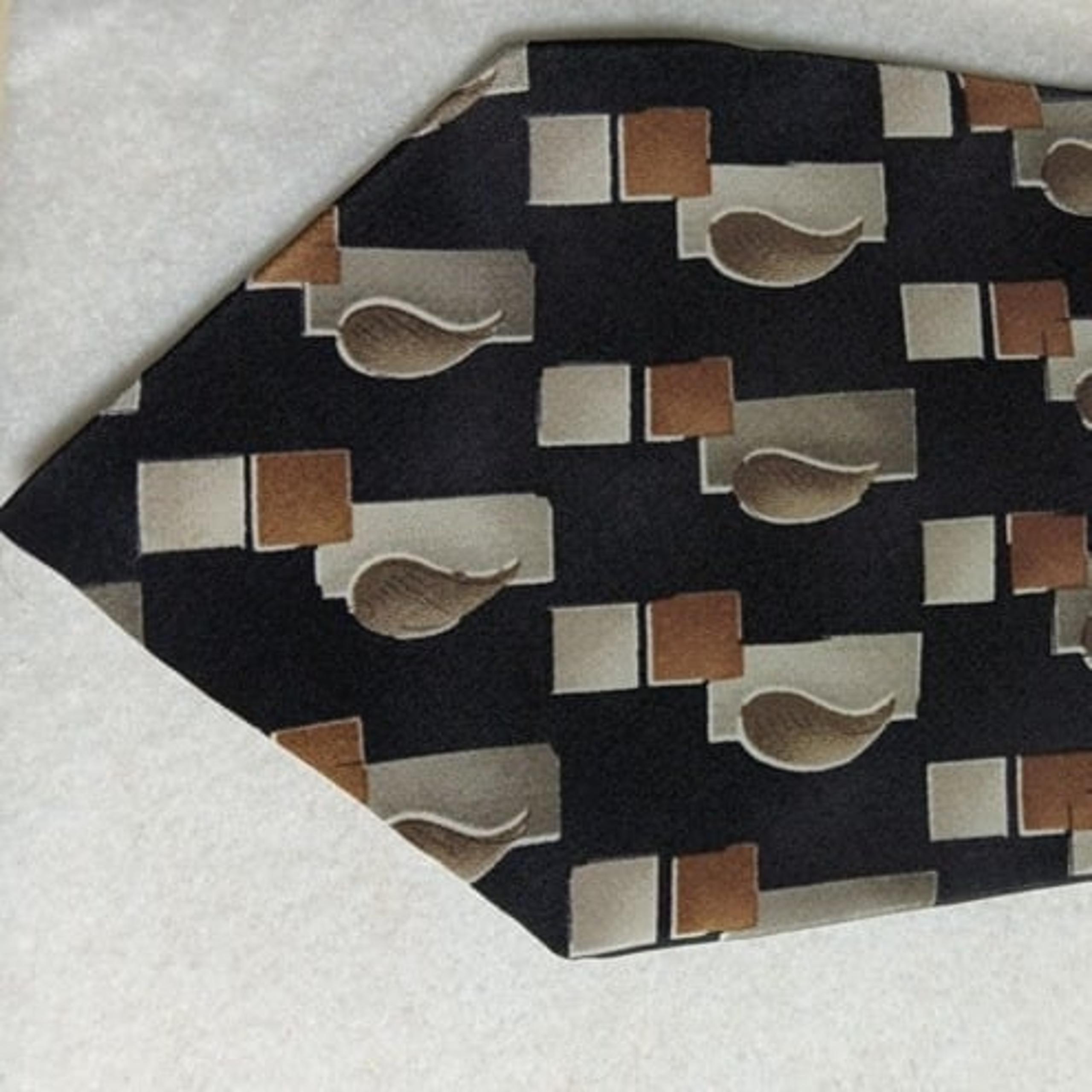 Pierre cardin Neck Tie 100% silk Geometric 4 x 59 Black with tan, cream, brown