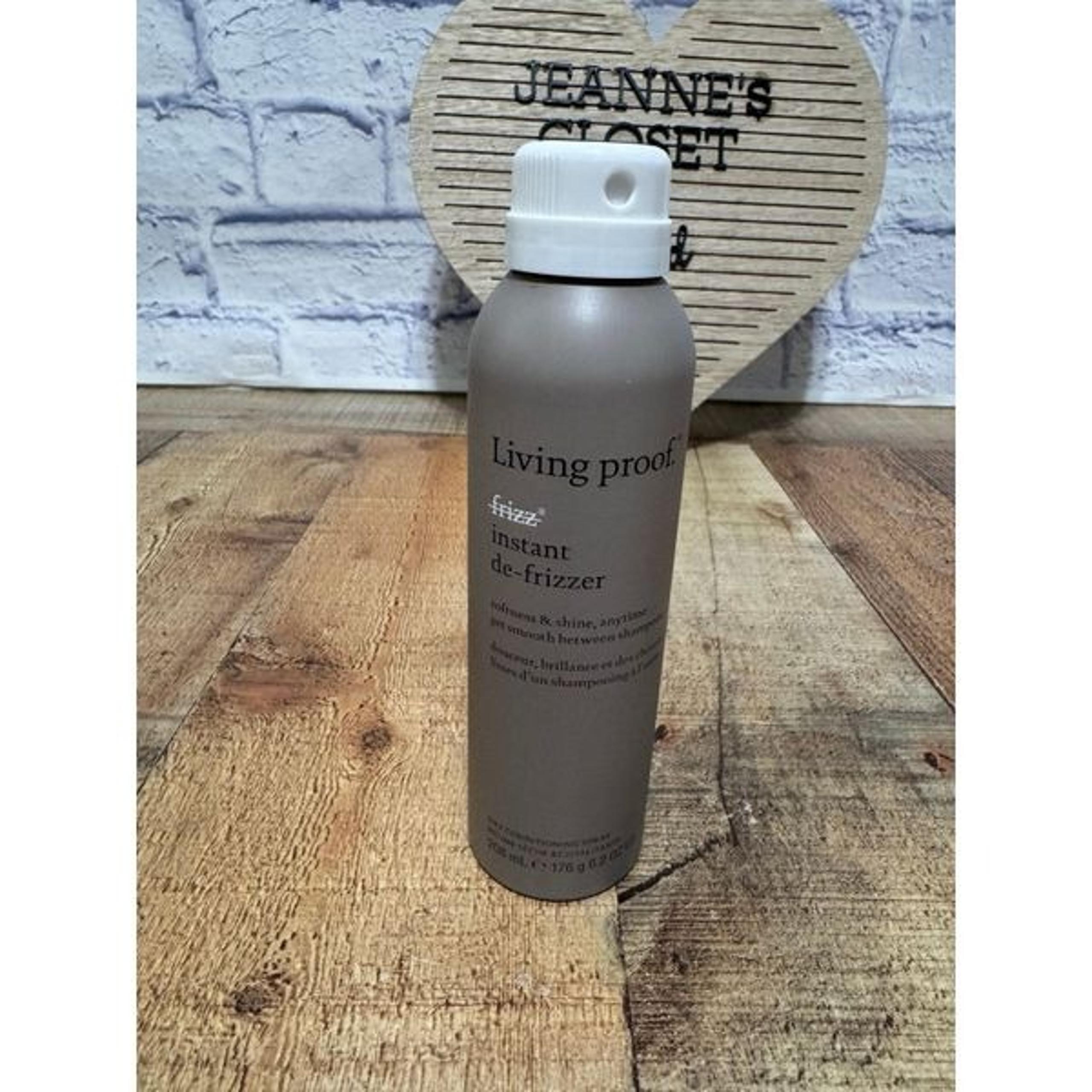 Living Proof
No Frizz Instant De-Frizzer Dry Conditioning Spray new unused 
6.2