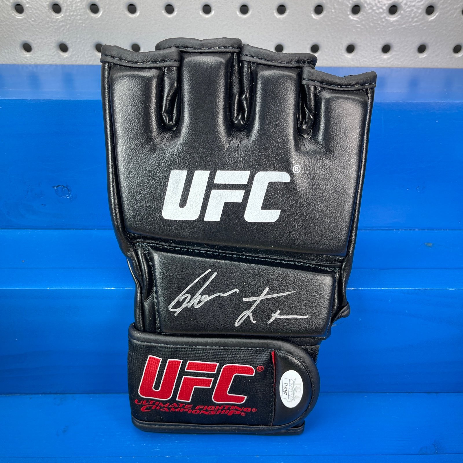 GLOVER TEIXEIRA Signed UFC MMA Glove (JSA) Autograph Light Heavyweight Champ