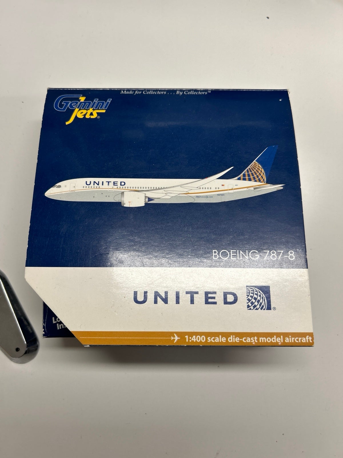 United Boeing 787-8 airplane model